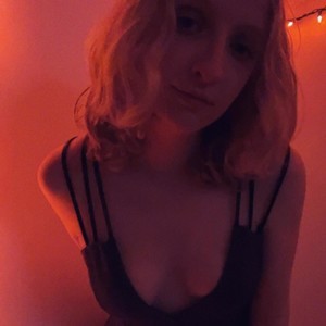mfc LilLolaNymph webcam profile pic via badgirlwebcam.com